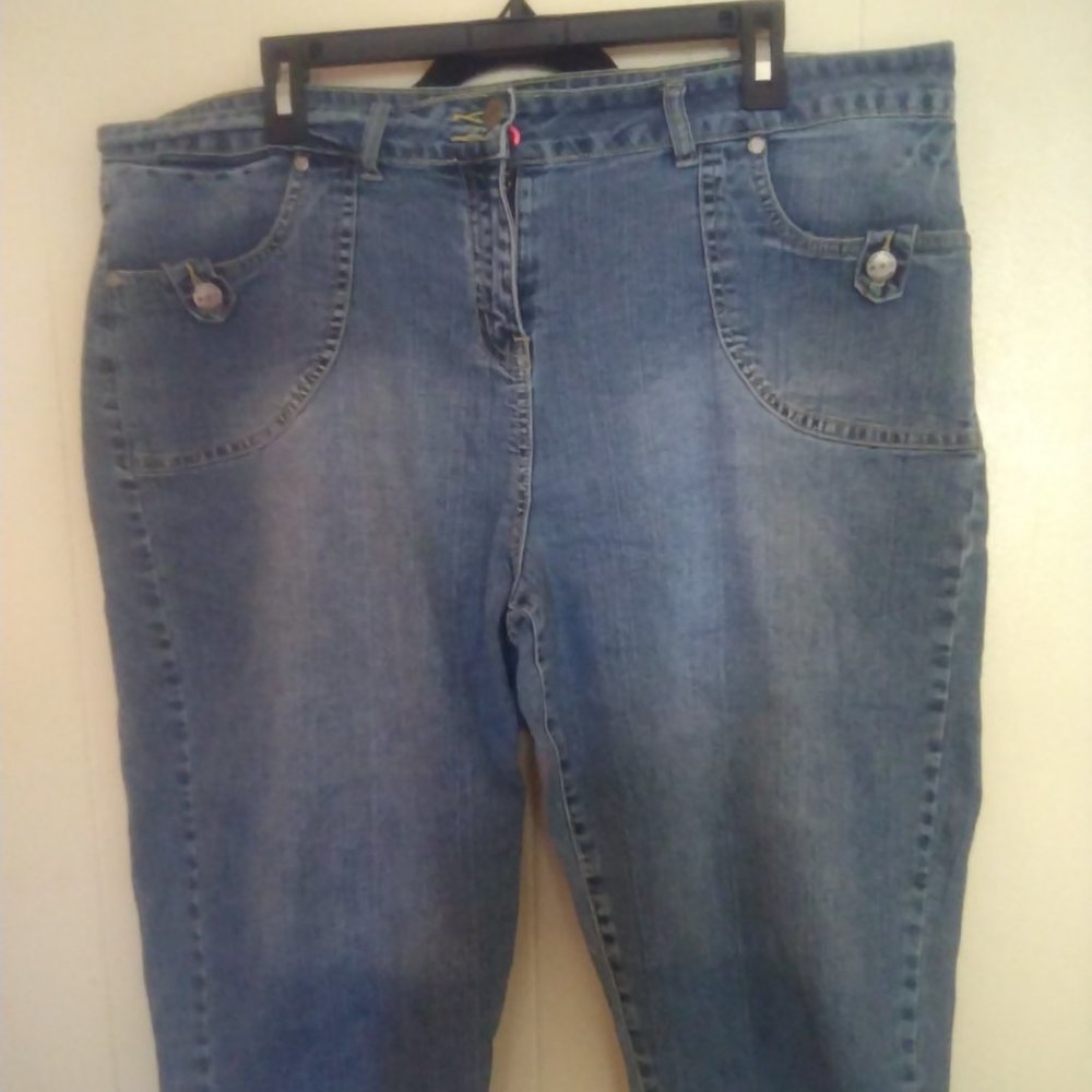 Blue jean capris with big red decorated pockets on the back